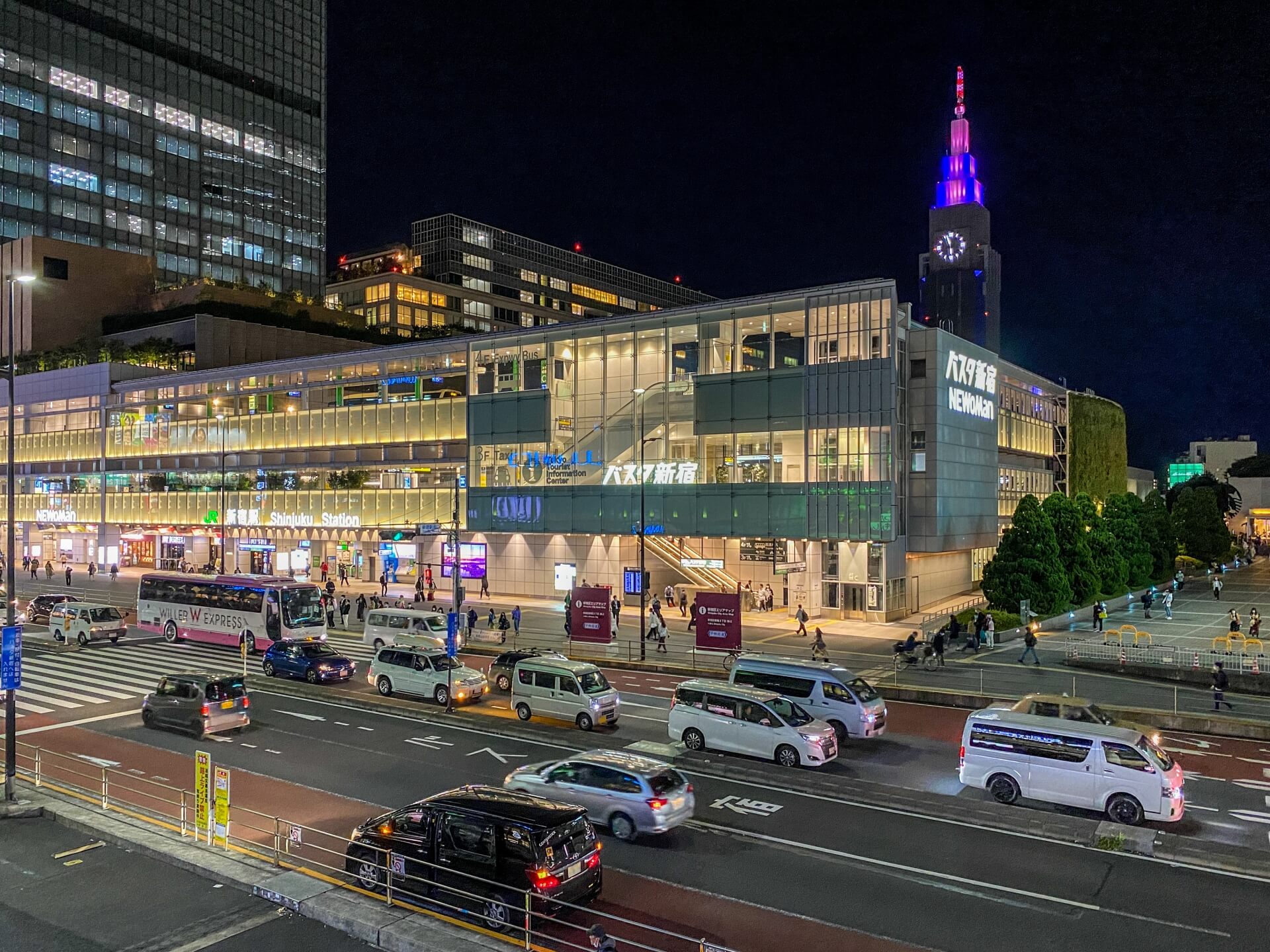 新宿駅夜の風景