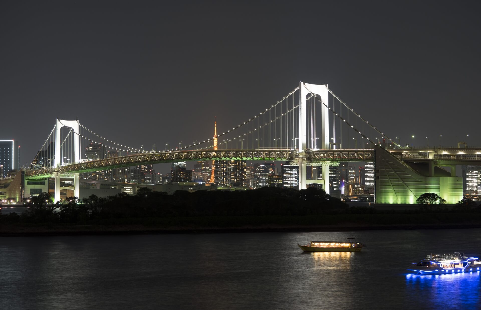 レインボーブリッジと東京タワーを一望できる夜景
