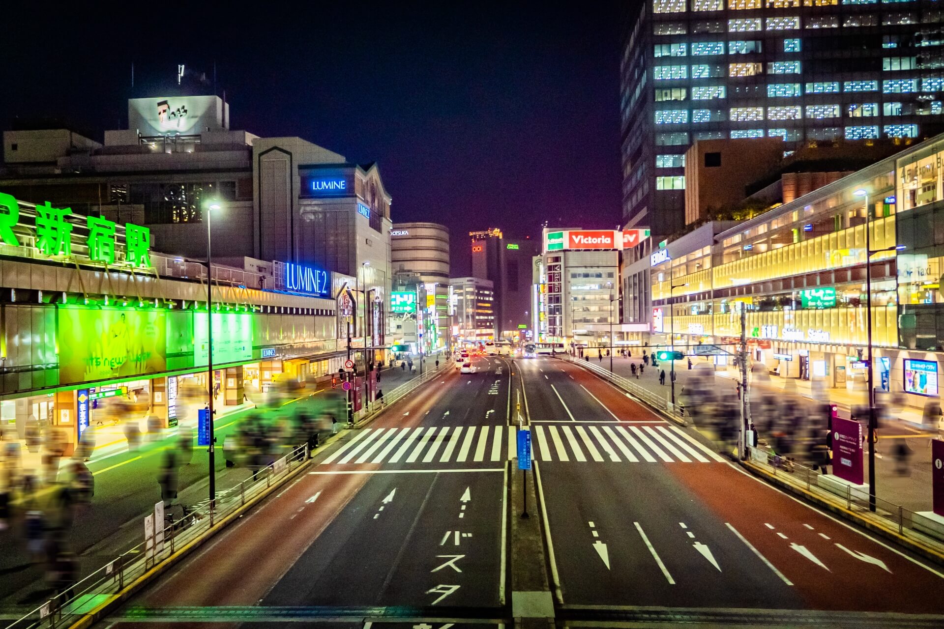 新宿駅南口夜の風景